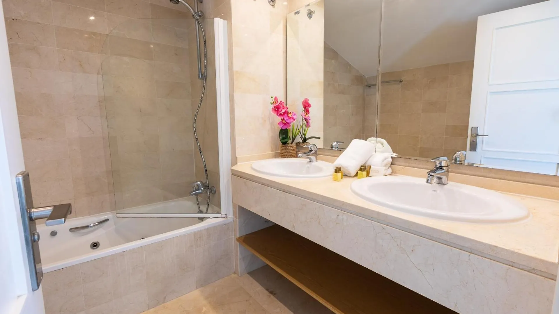 Apartmán Vacation Marbella I Las Canas Beachfront Haven, Sea View, Jacuzzi, Golden Mile, Duplex Penthouse, 24-7 Security