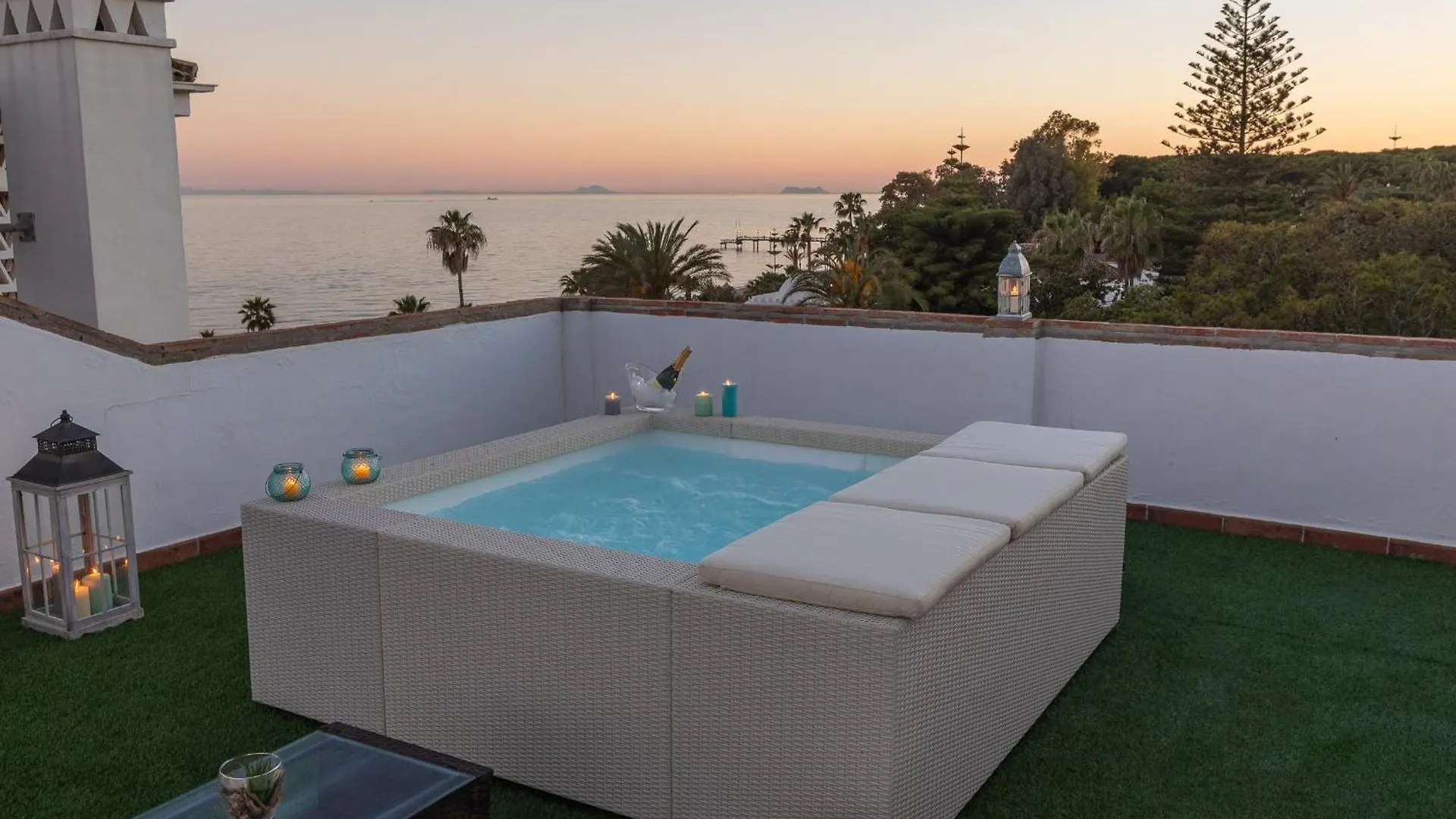 Apartmán Vacation Marbella I Las Canas Beachfront Haven, Sea View, Jacuzzi, Golden Mile, Duplex Penthouse, 24-7 Security